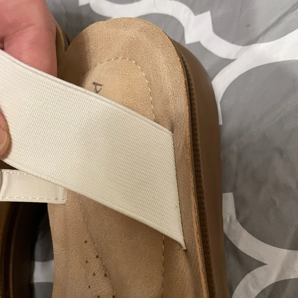 Andiamo Size 9W White Stretch Comfort Sandal Padded Soles